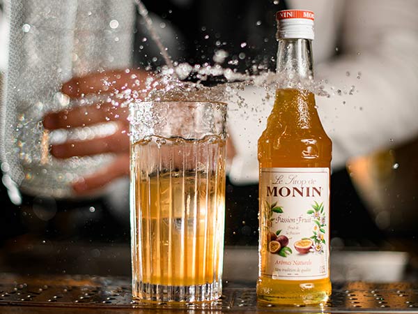 Trois façons de sublimer vos cocktails avec le sirop de Fruit de la Passion MONIN